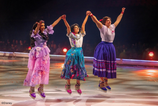 Disney sur Glace - Un monde de rêves : Trois patineuses en costumes