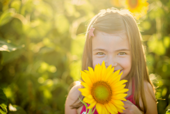 Enfant avec un tournesol