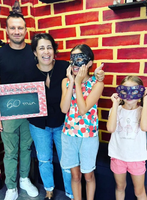 Kid'Scape Escape Game : Des parents avec leurs deux filles une fois sortie de l'aventure