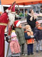 Fêtes de Noël à Hem : Des enfants avec Saint-Nicolas