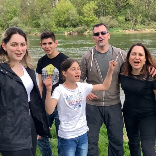 La famille de Rebecca en canoë sur la rivière d'Ain