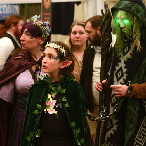 Festival Yggdrasil LYON : Une famille déguisées en druides