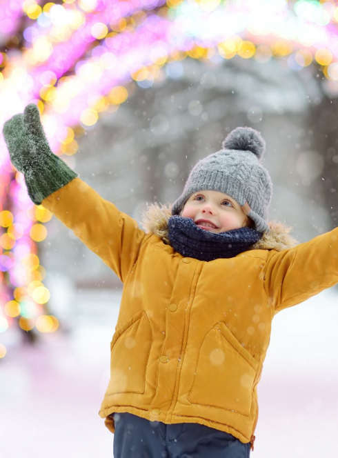 Que faire à Lyon pour les vacances de Noël 2025 - enfant sous la neige