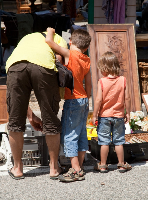 Famille dans une brocante