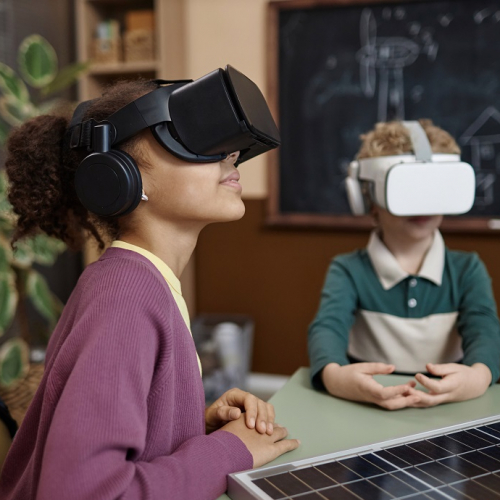 Festival CONNEXIONS 2024 : Deux enfants avec des masques de réalité virtuelle