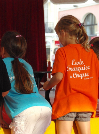 Les enfants apprennent le cirque sous chapiteau…