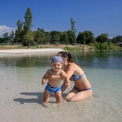 La Ramée Plage : bébé dans l'eau