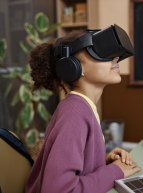 Festival CONNEXIONS 2024 : Deux enfants avec des masques de réalité virtuelle