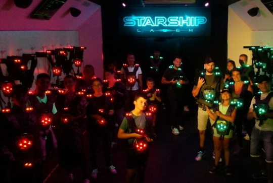 Starship Laser : Un groupe de jeunes qui jouent au laser game