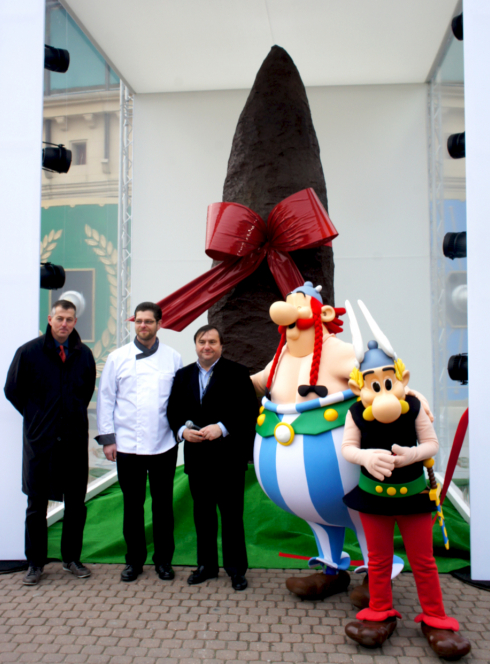 Pascal Fliche, le Directeur Général du parc Astérix, et le chocolatier Cartron ont coupé le cordon d'inauguration devant