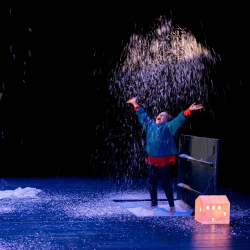 Dans ma maison de papier, j'ai des poèmes sur le feu de Julien Duval, deux comédiennes sur scène
