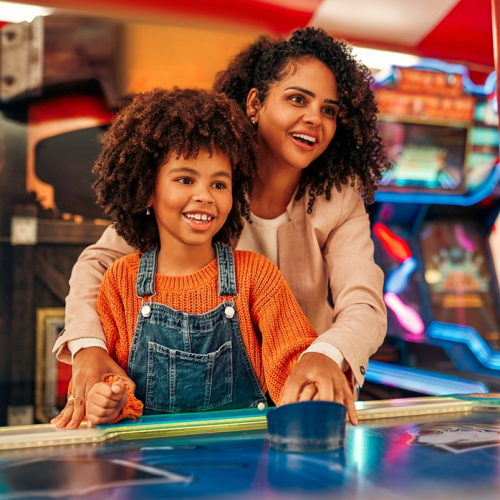 Top des parcs de loisirs pour enfants à Nice : Une mère et sa fille jouent à un jeu de palets