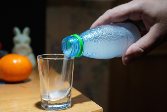 Expériences scientifiques ludiques à faire avec les enfants en cuisine : transformer les aliments en famille : bouteille nuage