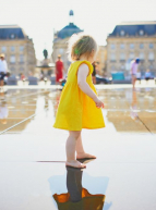 Photo petite fille sur le miroir d'eau