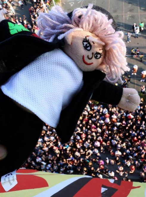 Fête des Berlouffes : Marionnette devant la foule