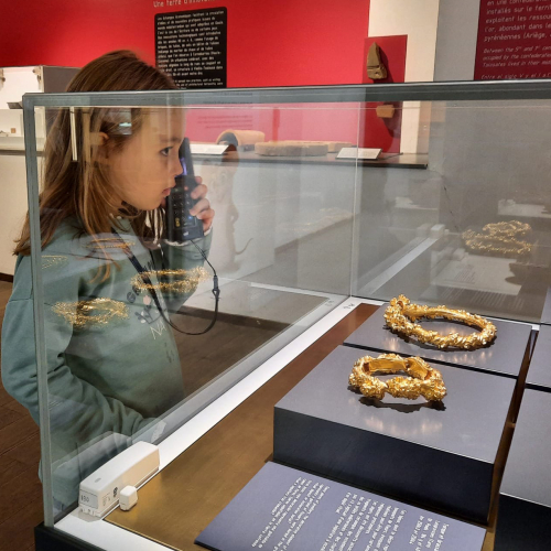 Musée Saint-Raymond : enfant et audioguide