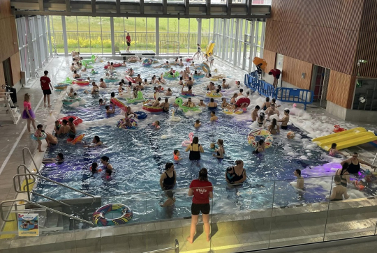 Centre Aquatique AquaSpot : Bassin avec de la mousse