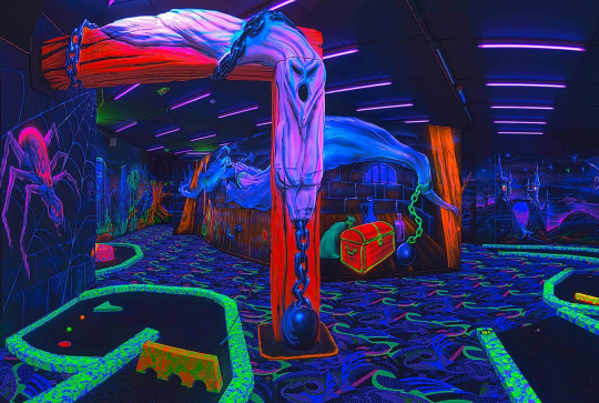 Goolfy - Lomme : Des pistes de golf fluorescentes à l'intérieur