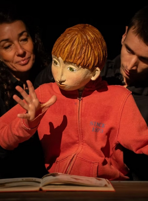 Sorcière toi même : Deux comédiens et une grande marionnette de bois sur scène