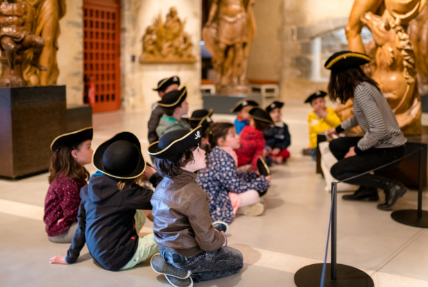 Musée de la Marine : enfants à l'écoute