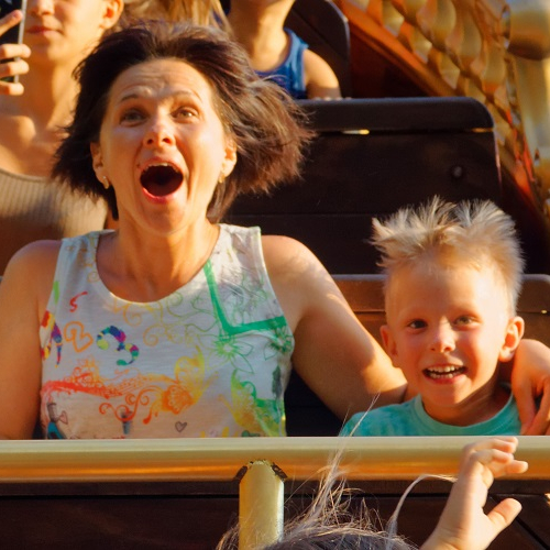 Adobe Stock - famille parc d'attraction