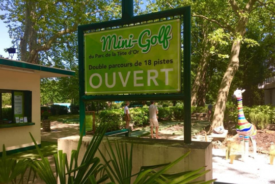Panneau d'ouverture du mini-golf du Parc de la Tête d'Or