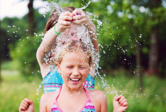 Bataille d'eau enfant