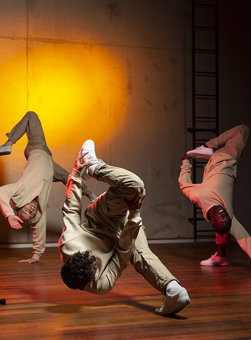 Golden Stage Tour : Trois danseurs de hip hop entrain de faire des figures et un pianiste