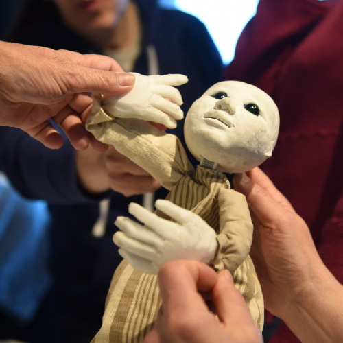 Cours de marionnettes enfants à l'E.E.A.