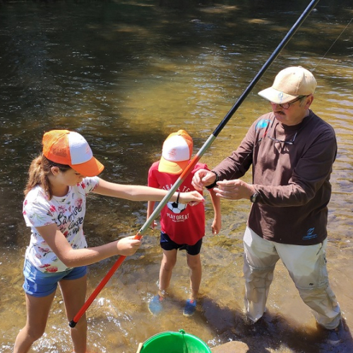 Initiation à la pêche à la grattée sur la rivière Allier en famille