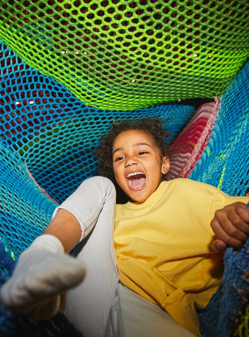 Top des parcs de loisirs indoor à Lille : Une petite fille s'amuse dans des filets