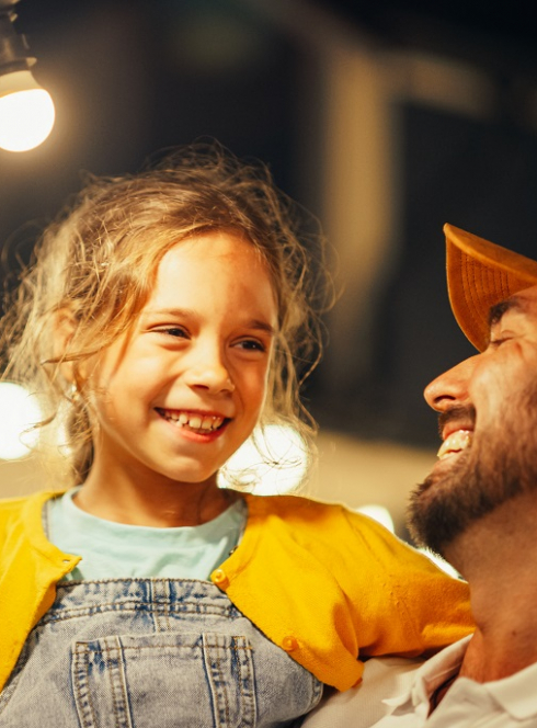 Les nocturnes des jardins du MIP : Une petite fille dans les bras de son père à la nuit tombée