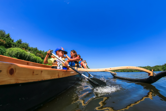 Famille en pirogue dans les Landes