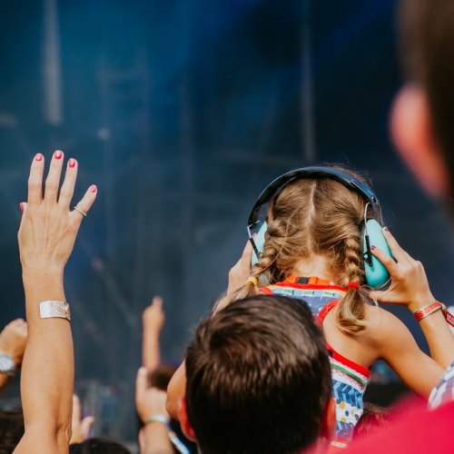 Top des festivals de l'été : Petite fille sur les épaules de son papa pendant un concert
