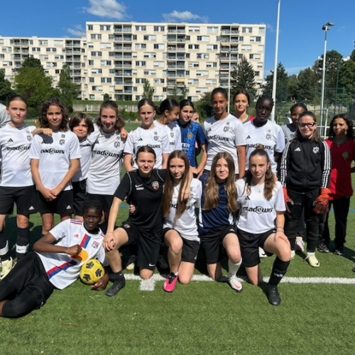 Football féminin : Équipe de joueuses ayant entre 12 et 15 ans et leurs entraîneurs