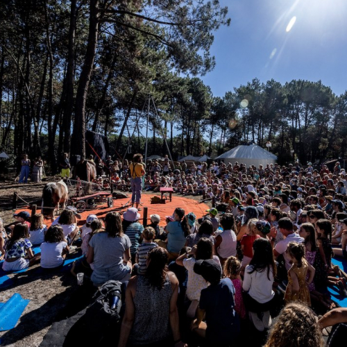 Festival Teste à Têtes : enfants face à un spectacle Azul Bangor