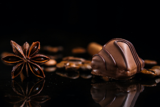 Préparez des chocolats avec vos enfants pour Noël - Kinder Bueno maison