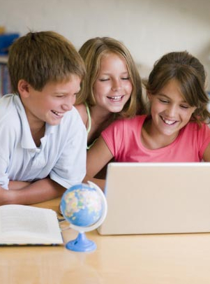 Enfants surfant sur le net