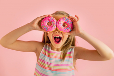 Petite fille et donuts