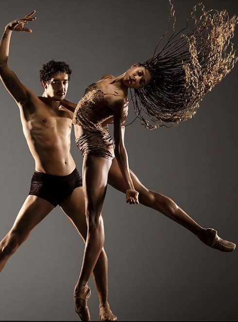 Deep River - Alonzo King LINES Bellet : Une danseuse et un danseur et plein exercice