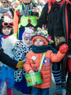 Carnaval de Dunkerque : enfants au défilé, par DoubleMètre