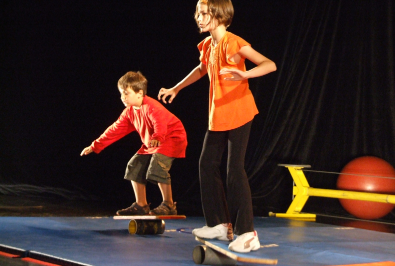 Cours de cirque pour enfants une activité extrascolaire sportive et artistique Citizenkid