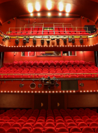 Théâtre des Mathurins : salle de spectacle avec des balcons et des fauteuils rouges