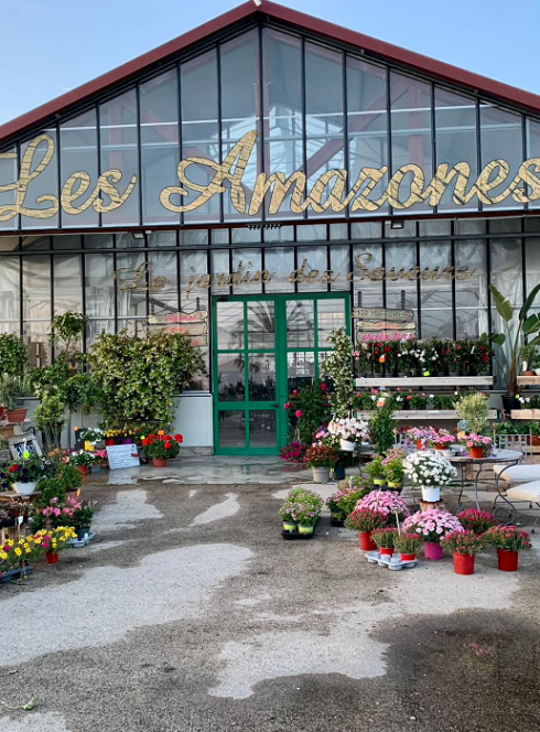Le Jardin des Saveurs : Façade du bâtiment avec toutes ses fleurs