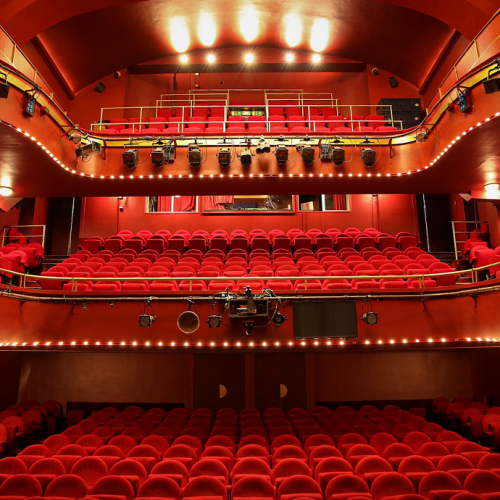 Théâtre des Mathurins : salle de spectacle avec des balcons et des fauteuils rouges