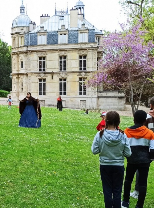 Château de Monte-Cristo avec des enfants devant le château
