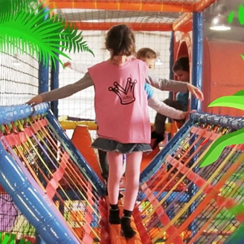 Royal Kids Chassieu : Une petite fille joue dans des filets