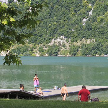 Lac d'Aiguebelette : vue sur montagne