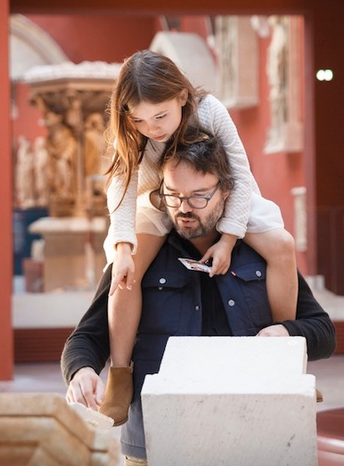 Cité de l'architecture et du patrimoine en famille : un père et sa fille sur les épaules