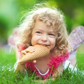 Enfant mangeant une glace